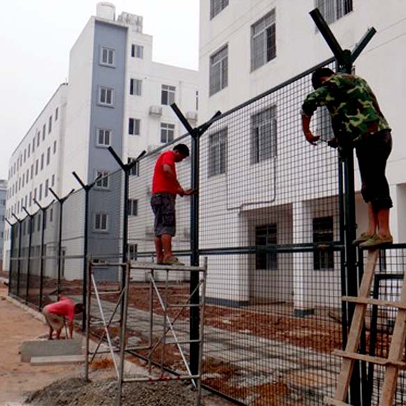 看守所警戒線隔離網 全封閉式監(jiān)獄防護網廠家供應圖片1