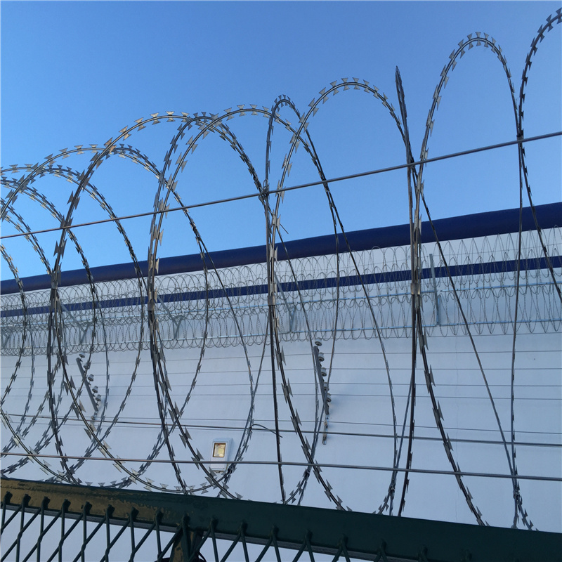 蛇腹形刀刺網(wǎng) 鍍鋅刀刺網(wǎng)工程案例 蛇腹形刀刺網(wǎng) 鍍鋅刀刺網(wǎng)工程案例