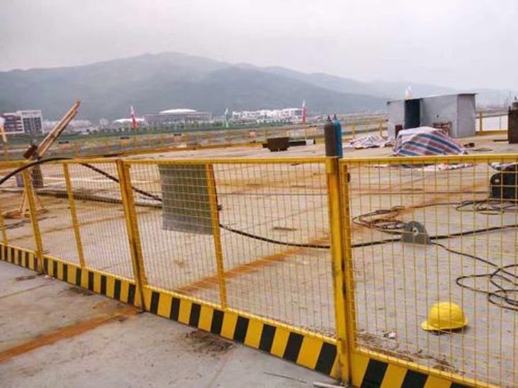 泥漿池防護(hù)柵欄圖片1 泥漿池防護(hù)柵欄圖片1