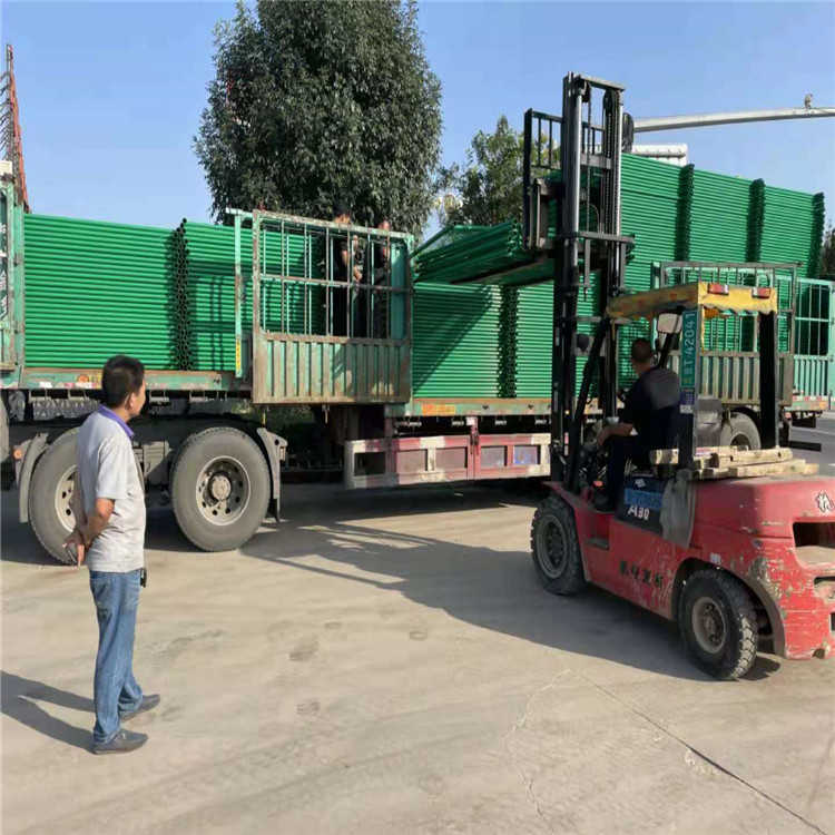 金屬網(wǎng)片防護(hù)柵欄圖片4   金屬網(wǎng)片防護(hù)柵欄圖片4