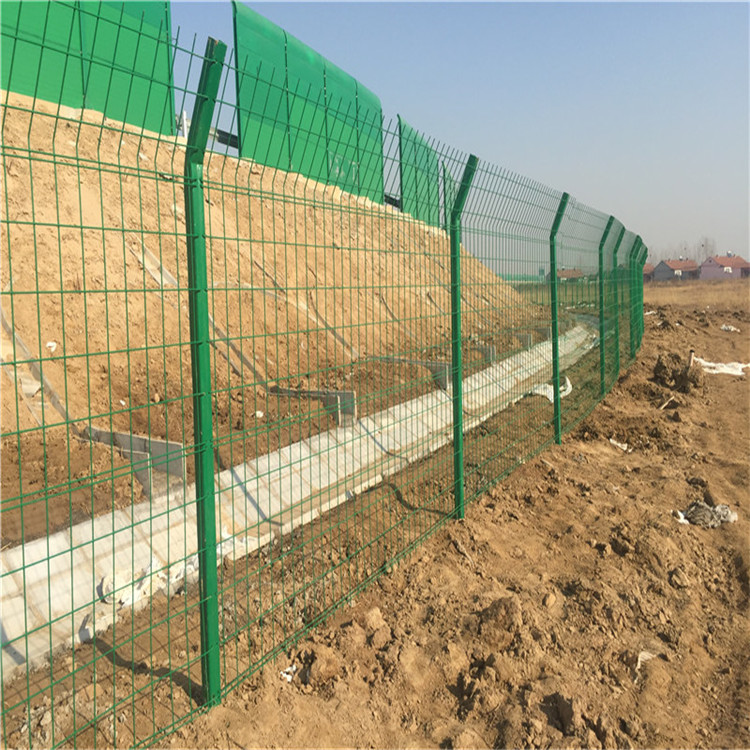 農(nóng)場雙邊絲護(hù)欄圖片3 農(nóng)場雙邊絲護(hù)欄圖片3