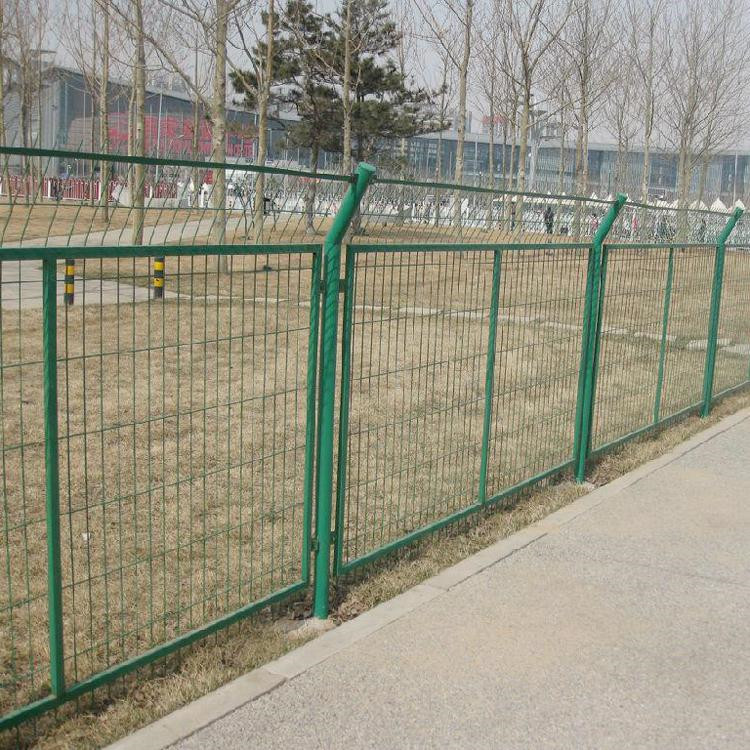 低碳鋼絲隔離網(wǎng)圖片4 低碳鋼絲隔離網(wǎng)圖片4