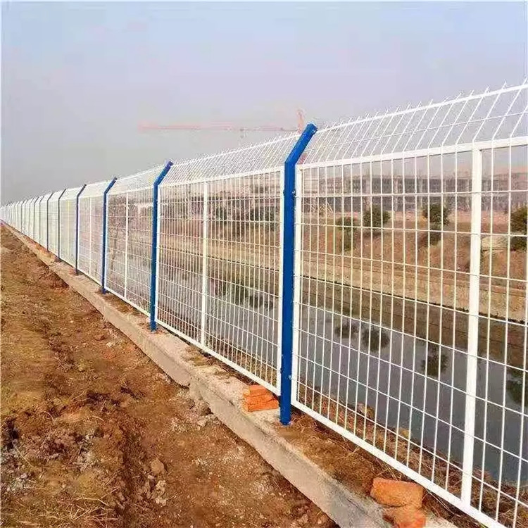 圈地鐵絲網(wǎng)圍欄圖片4 圈地鐵絲網(wǎng)圍欄圖片4