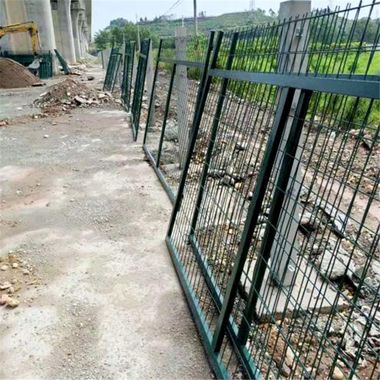 橋區(qū)金屬網(wǎng)片防護(hù)柵欄 圖片1 橋區(qū)金屬網(wǎng)片防護(hù)柵欄 圖片1