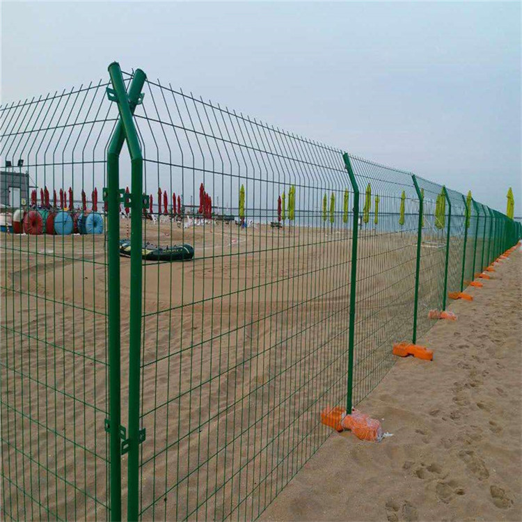 綠色鐵絲網(wǎng)護(hù)欄圖片1 綠色鐵絲網(wǎng)護(hù)欄圖片1