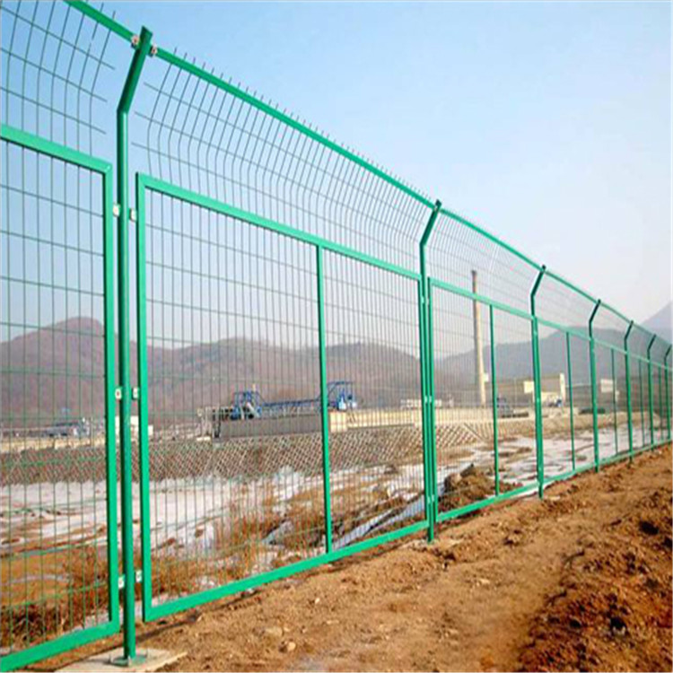 綠色鐵絲網(wǎng)護(hù)欄圖片3 綠色鐵絲網(wǎng)護(hù)欄圖片3