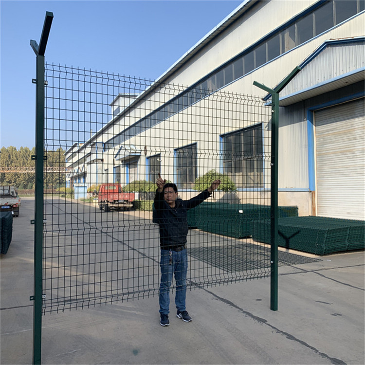 機(jī)場(chǎng)金屬隔離鋼網(wǎng)墻圖片3 機(jī)場(chǎng)金屬隔離鋼網(wǎng)墻圖片3